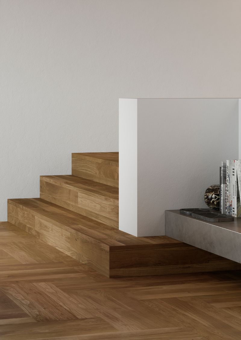 Eine Holztreppe mit Holzboden und einer weissen Wand in einem Wohnzimmer
