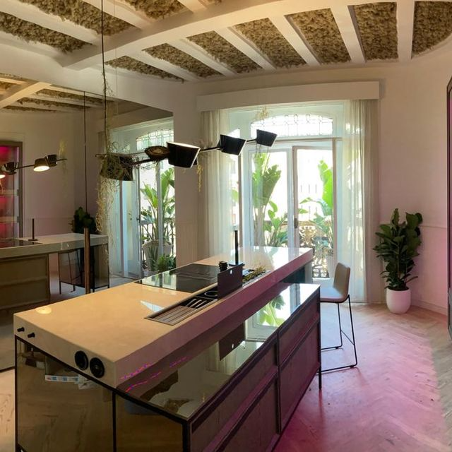 Una cocina con una gran isla en el medio de la habitación.