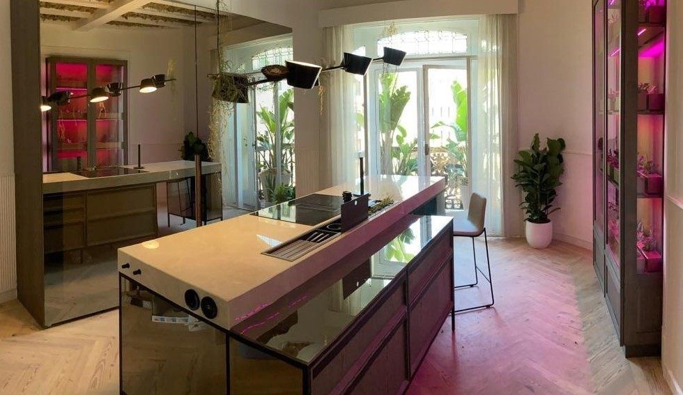 Una cocina con una gran isla en el medio de la habitación.