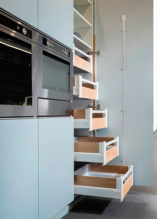 Una cocina con muchos cajones y un horno de acero inoxidable.