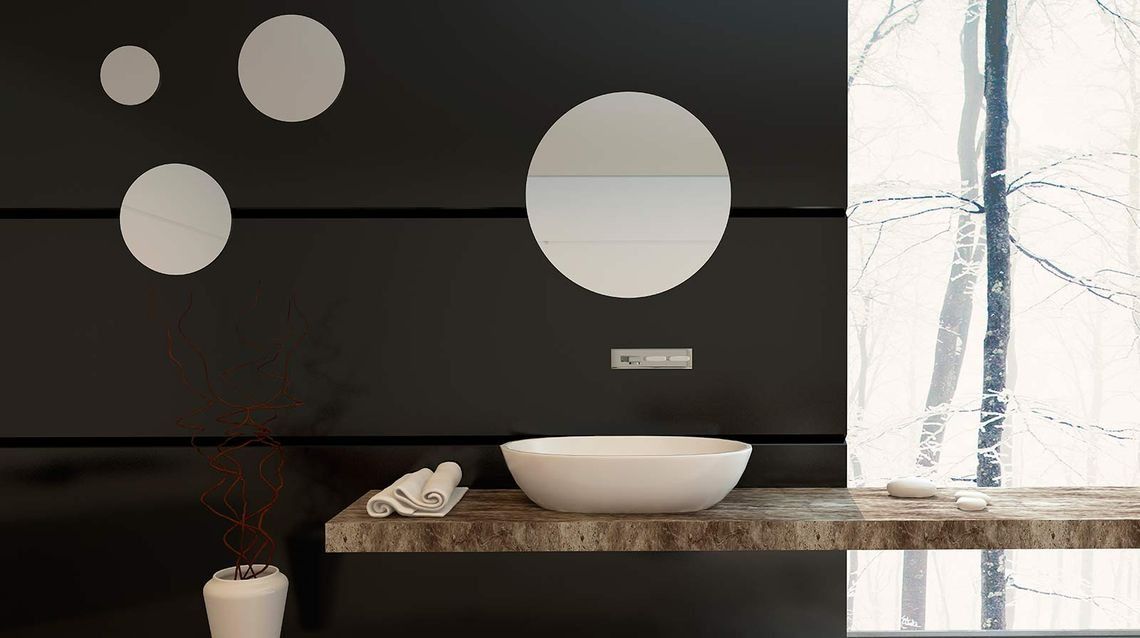 Un baño con un lavabo y un espejo en la pared.