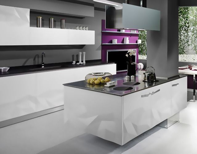 Una cocina con gabinetes blancos y una gran isla en el medio.