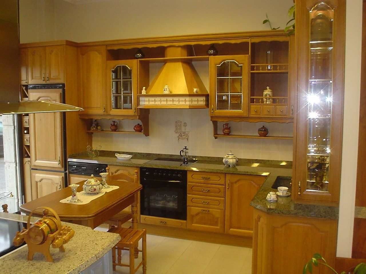Una cocina con gabinetes de madera y encimeras de granito.