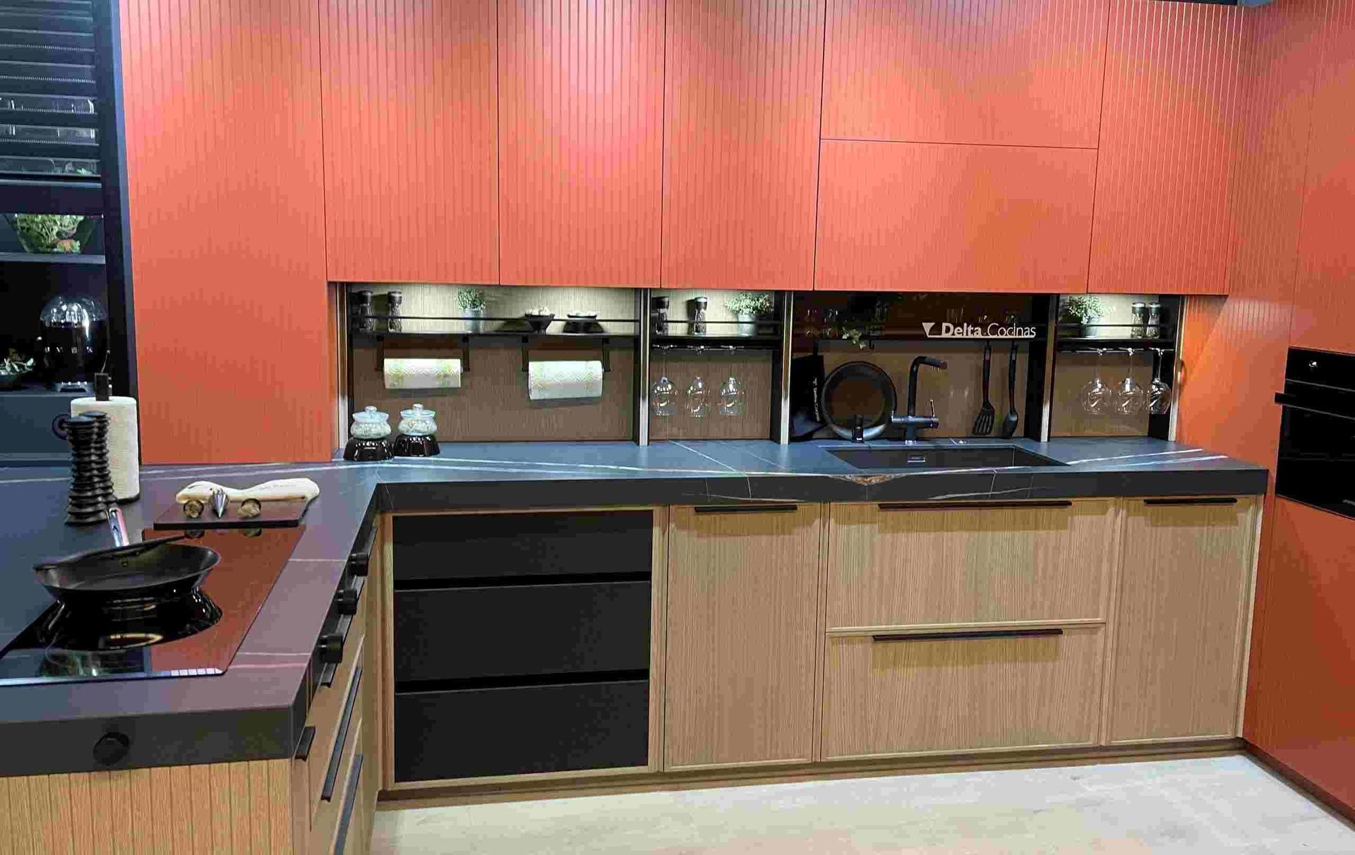 Una cocina con gabinetes de madera y una encimera negra.