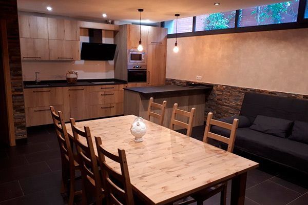 Una cocina con una mesa y sillas.