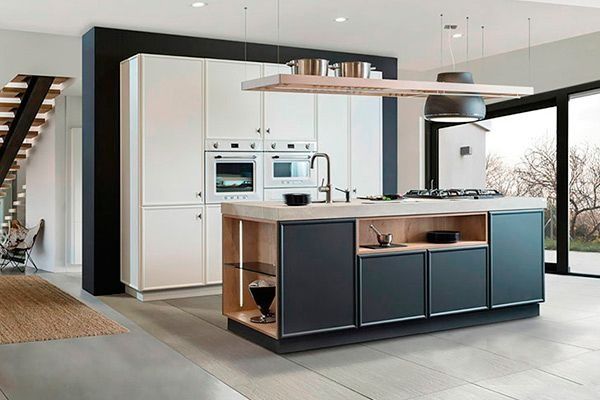 Una cocina con una gran isla en el medio.