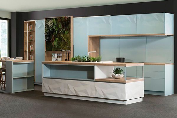 Una cocina con gabinetes azules y una gran isla en el medio.