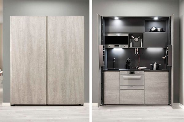 Una pequeña cocina está incorporada a un armario.