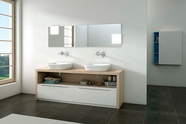 Un baño con dos lavabos y un espejo.