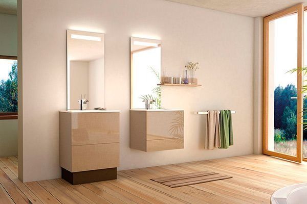 Un baño con dos lavabos y dos espejos