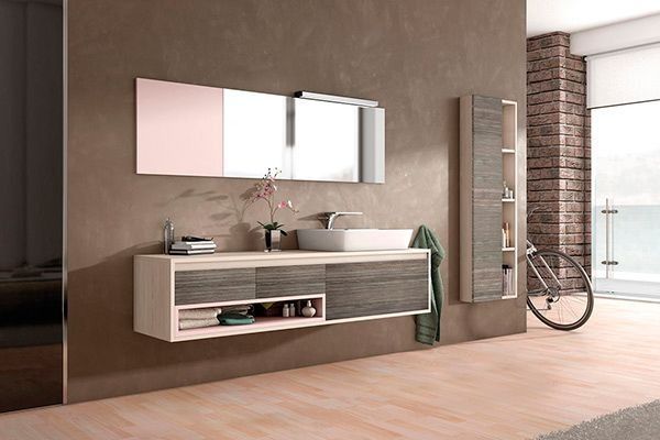 Un baño con lavabo, espejo y una bicicleta.