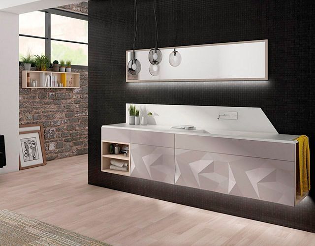 Un baño con un lavabo grande y un espejo.