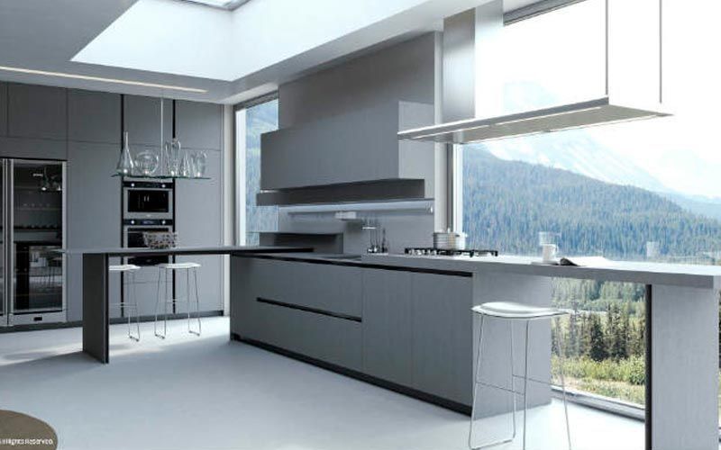 Una cocina moderna con electrodomésticos de acero inoxidable y una gran ventana.