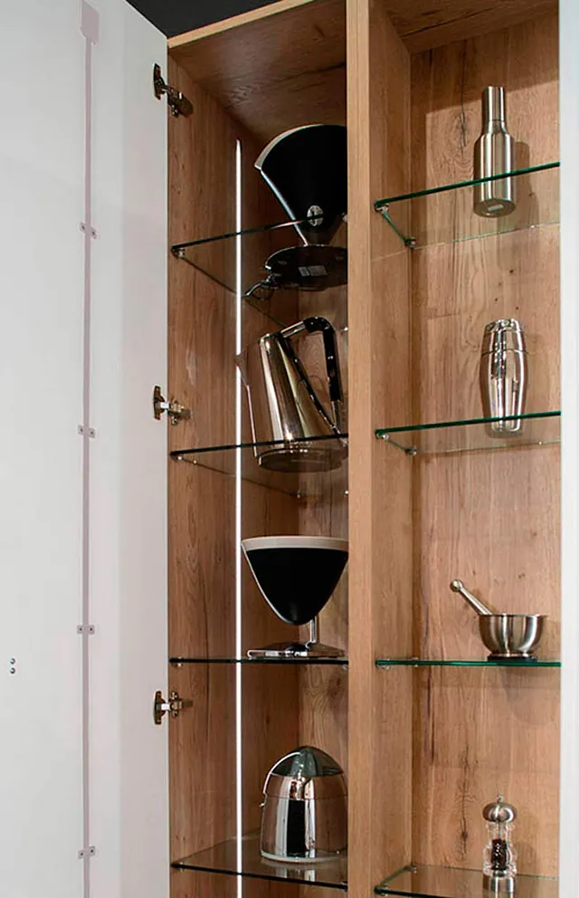Un armario de madera con estantes de cristal lleno de diversos artículos.