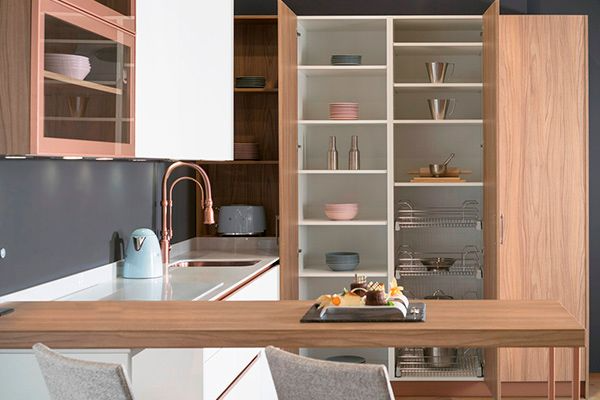 Una cocina con mesa y sillas y una despensa.