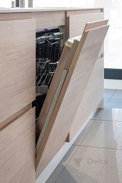 Un lavavajillas en una cocina con la puerta abierta