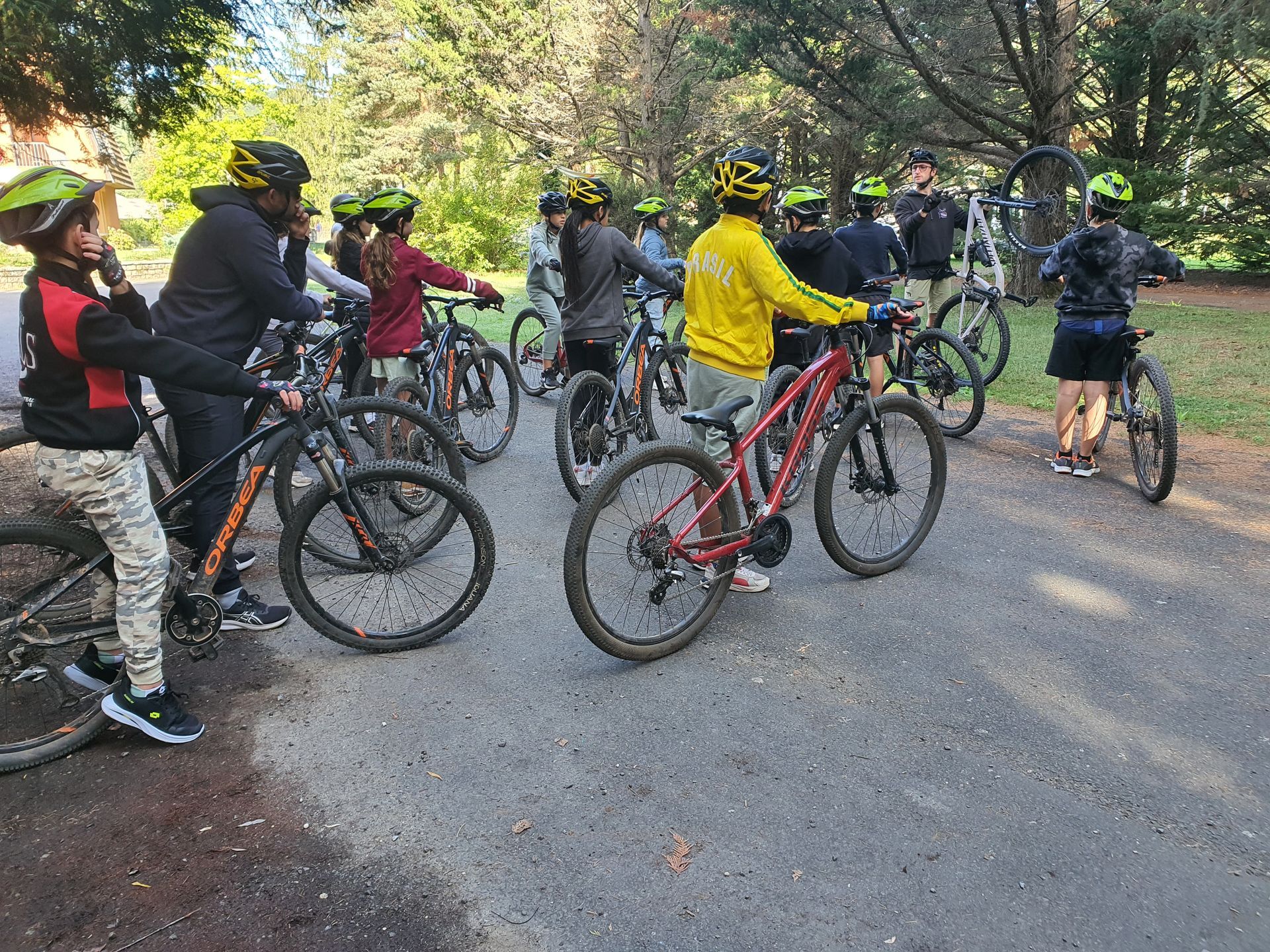 Groupe de personnes faisant du VTT