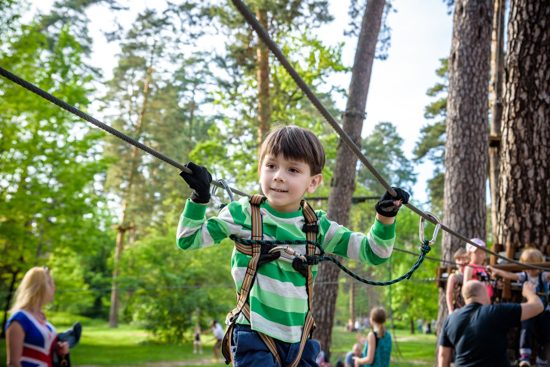 Un enfant faisant de l'accrobranche