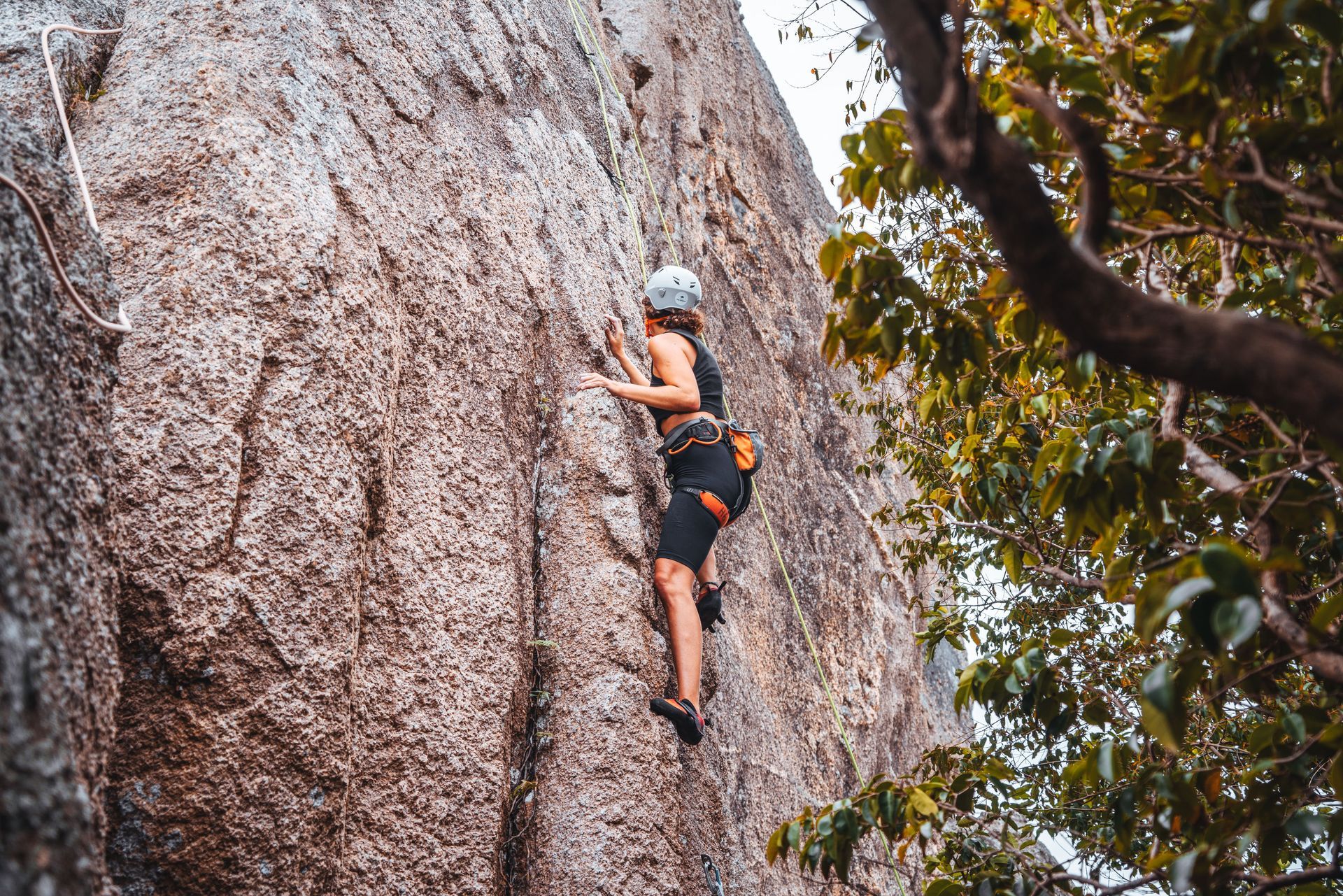 Une personne pratiquant de l'escalade