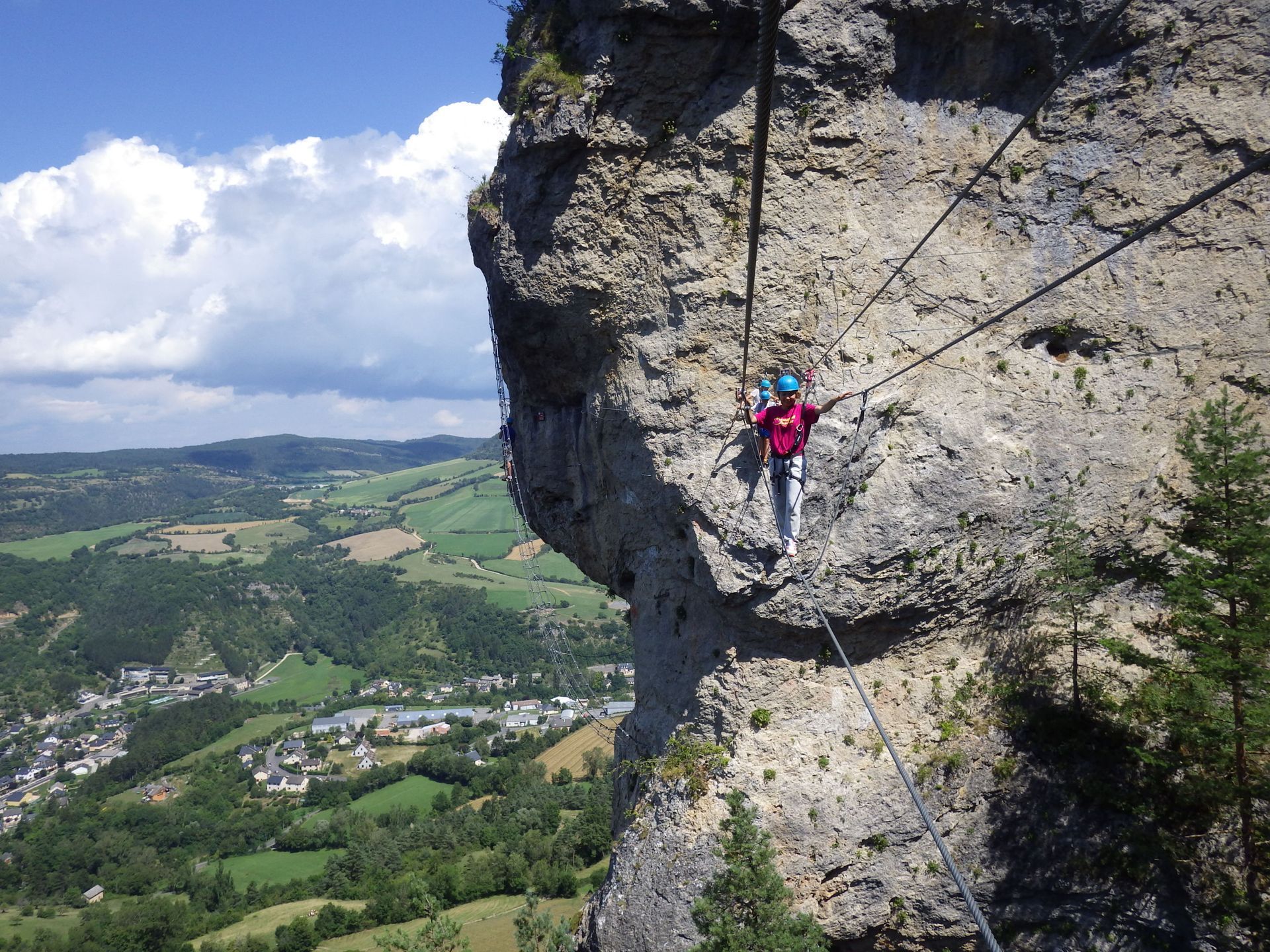 Groupe de personne pratiquant du via ferrata / via corda