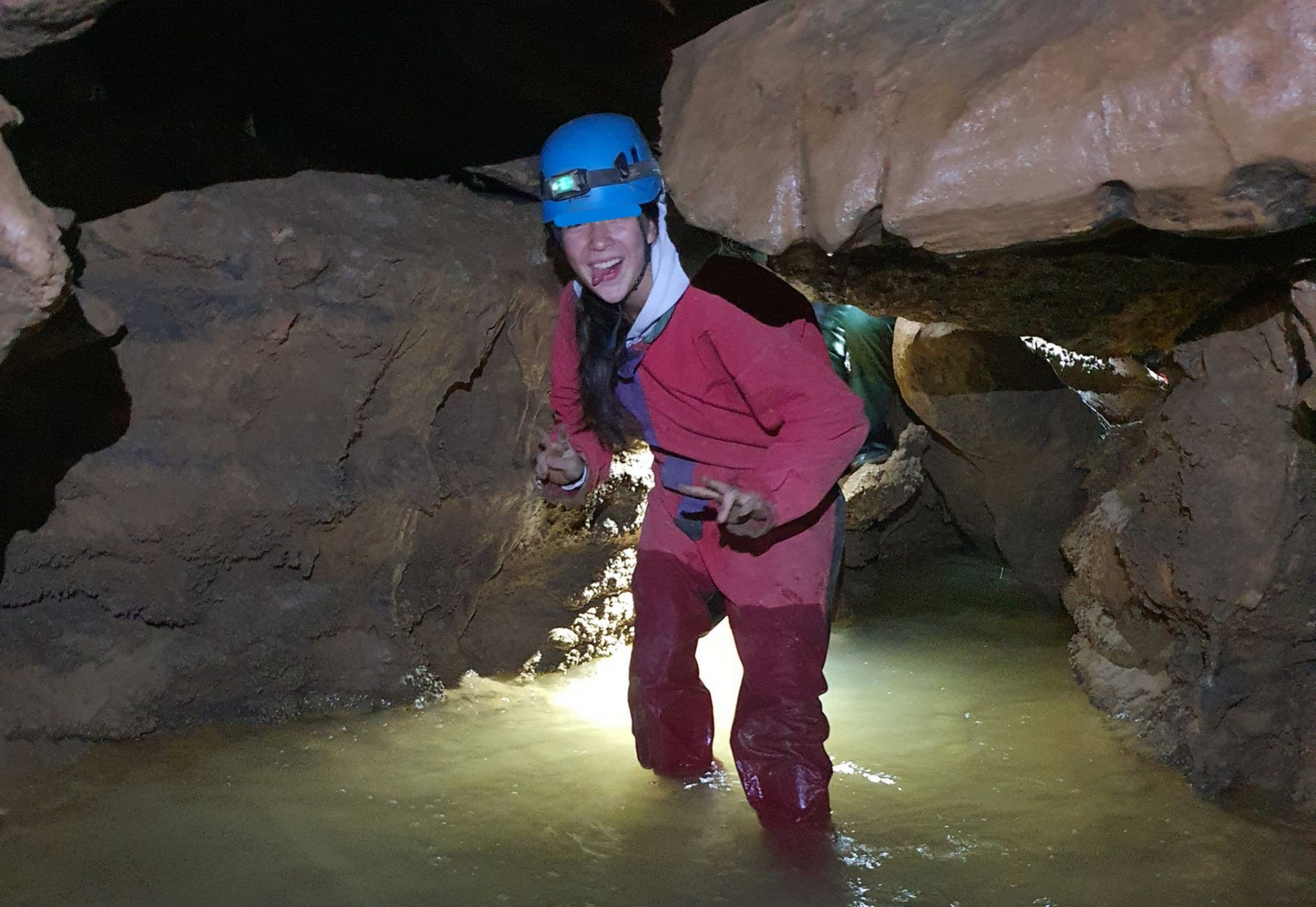 Une femme pratiquant la spéléologie