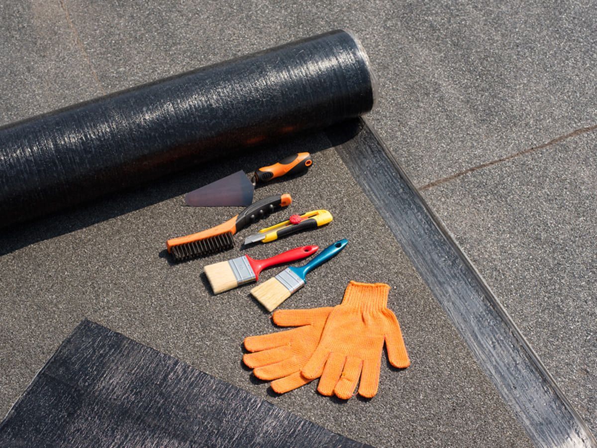 Un fontanero está arreglando un lavabo en un baño.