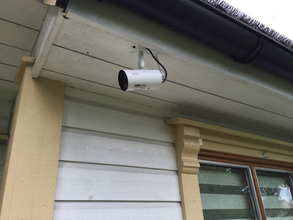 Antennentechnik Misch GmbH Überwachungskamera an einem Hausdach