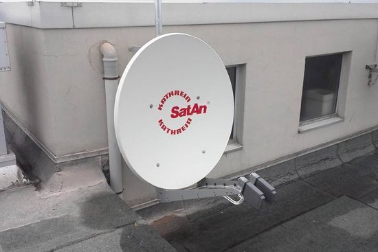 Antennentechnik Misch GmbH Satellitenschüssel auf einem Dach
