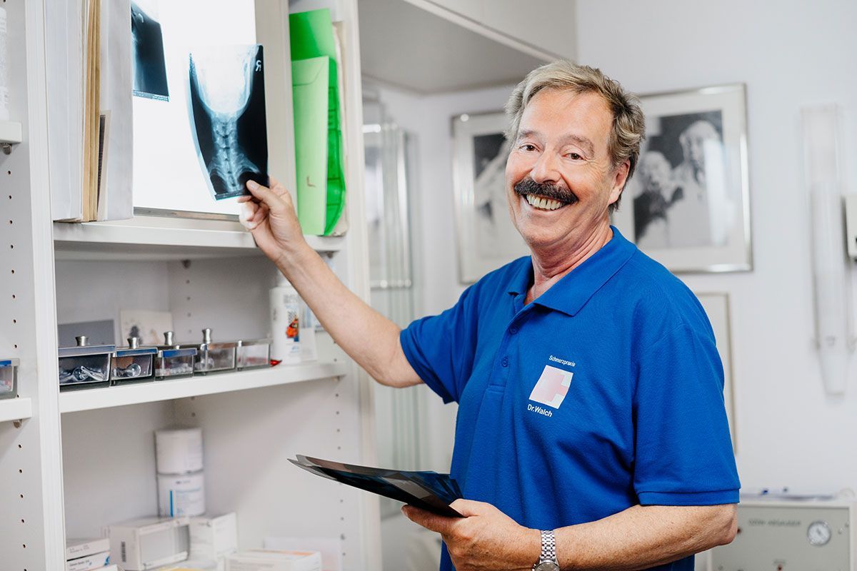 Ein Mann in einem blauen Hemd hält ein Klemmbrett