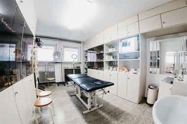 In der mitte des raumes steht ein tisch.