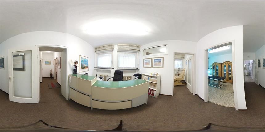 Eine 360-Grad-Ansicht eines Empfangsbereichs mit einer grünen Theke