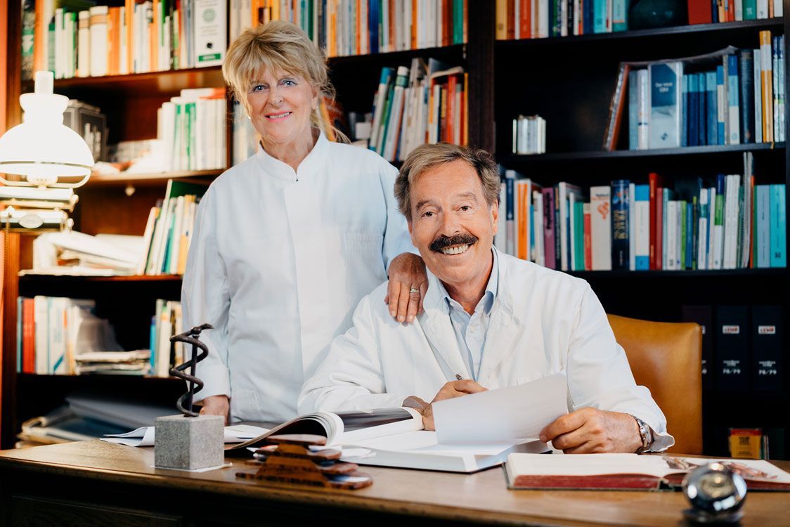 Ein Mann und eine Frau stehen nebeneinander in einer Bibliothek