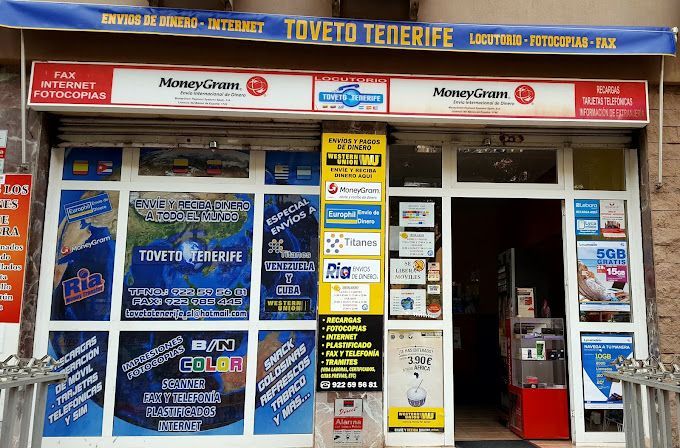 Una habitación con un mostrador y una máquina expendedora y un cartel que dice 4321