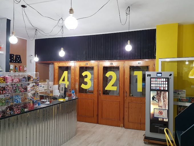 Una habitación con un mostrador y una máquina expendedora y un cartel que dice 4321