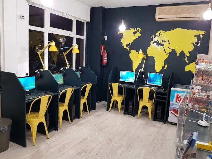 Una sala de ordenadores con un mapa del mundo en la pared.