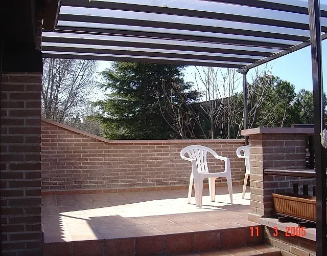 Un patio con sillas bajo un dosel con la fecha 11 3 2002