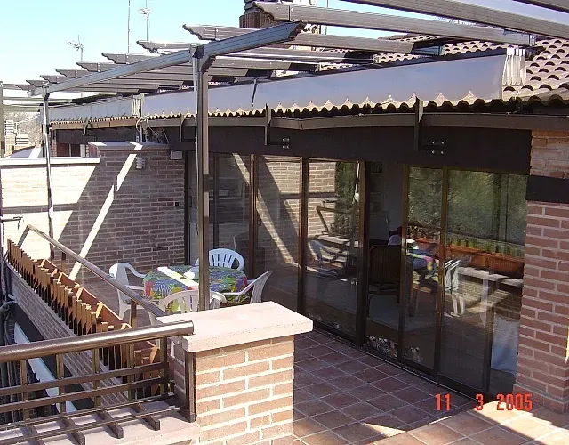 Un balcón con una mesa y sillas, tomada el 3 de noviembre de 2005.