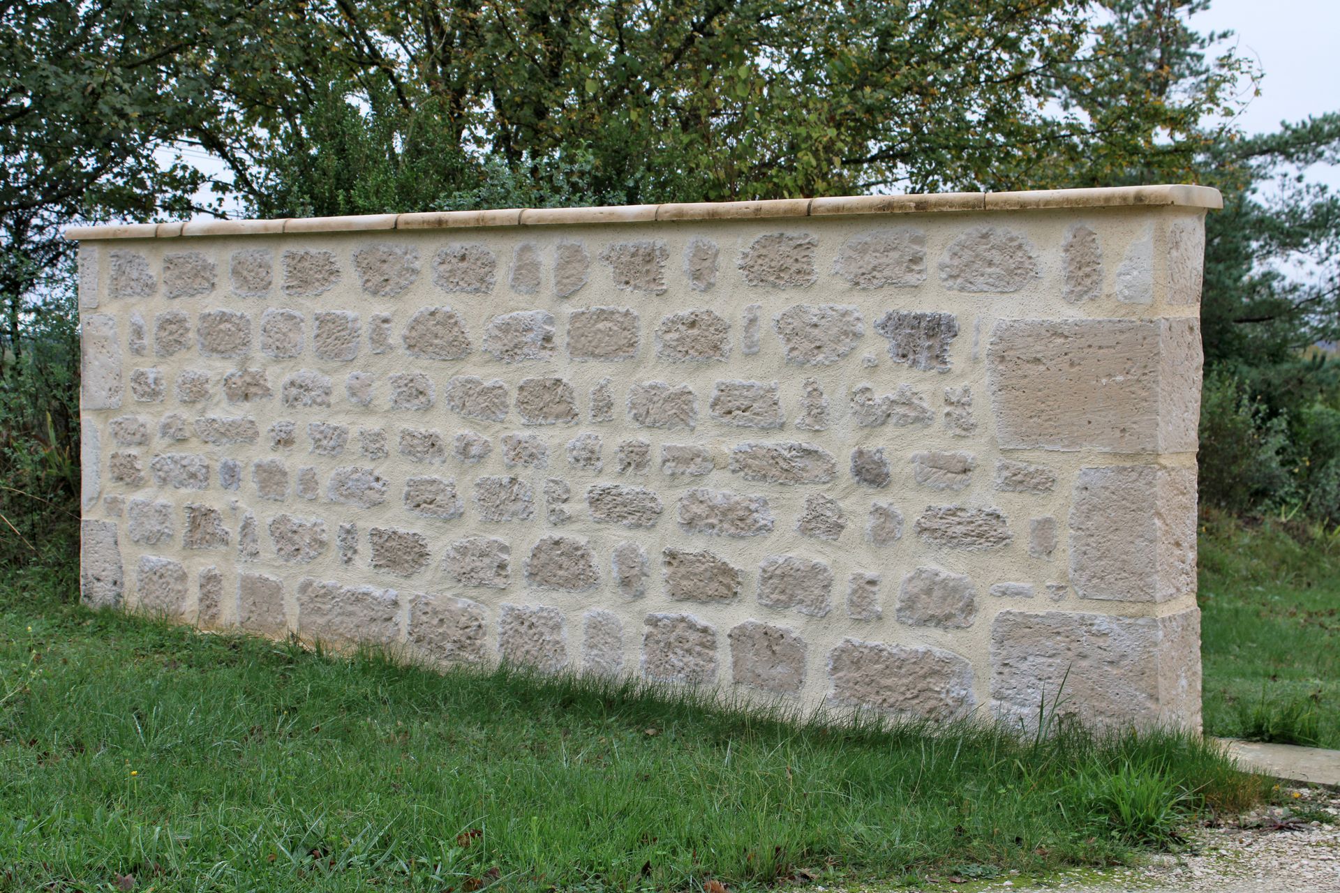 Muret en pierres claires