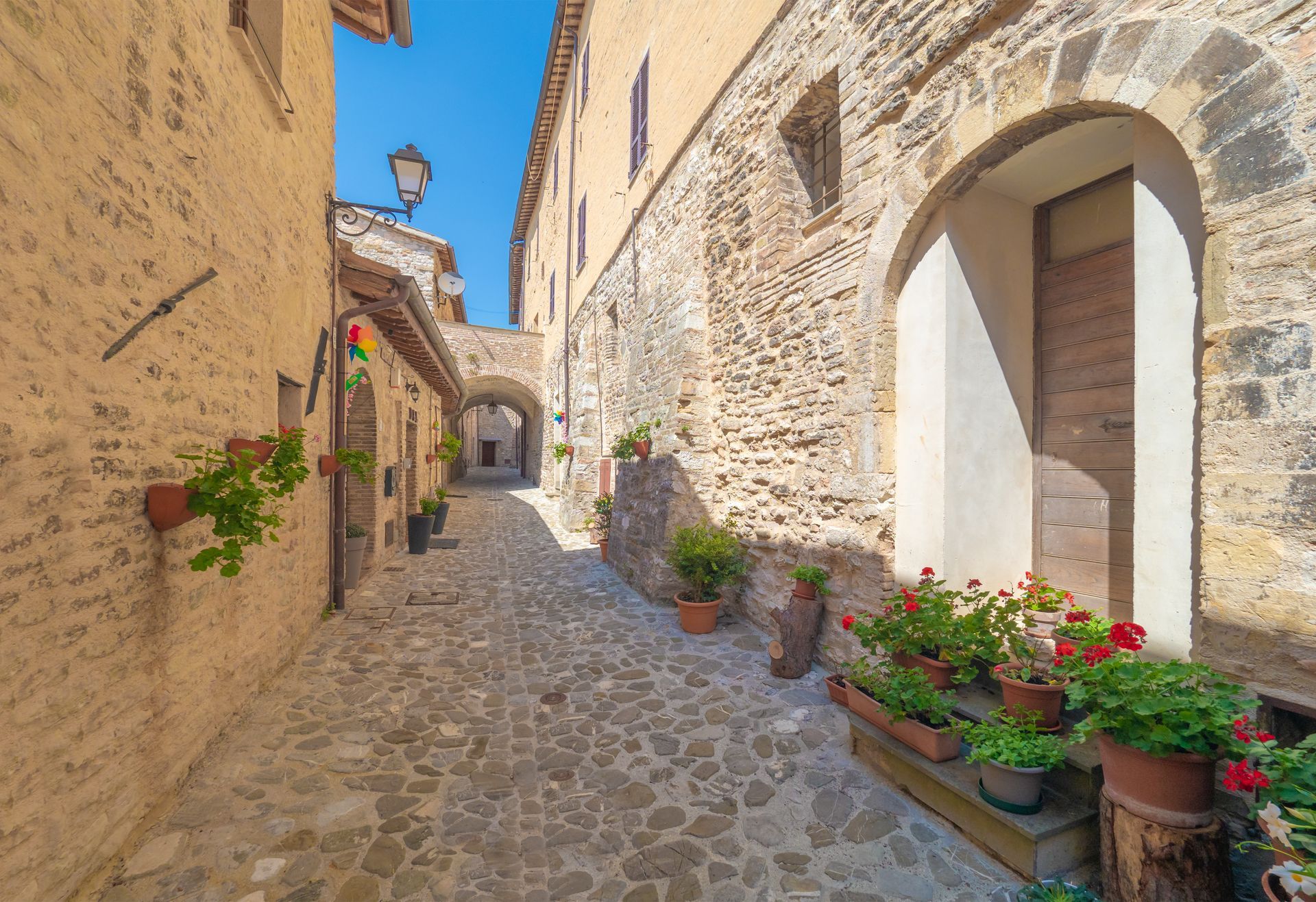 Rue d'un village en pierre