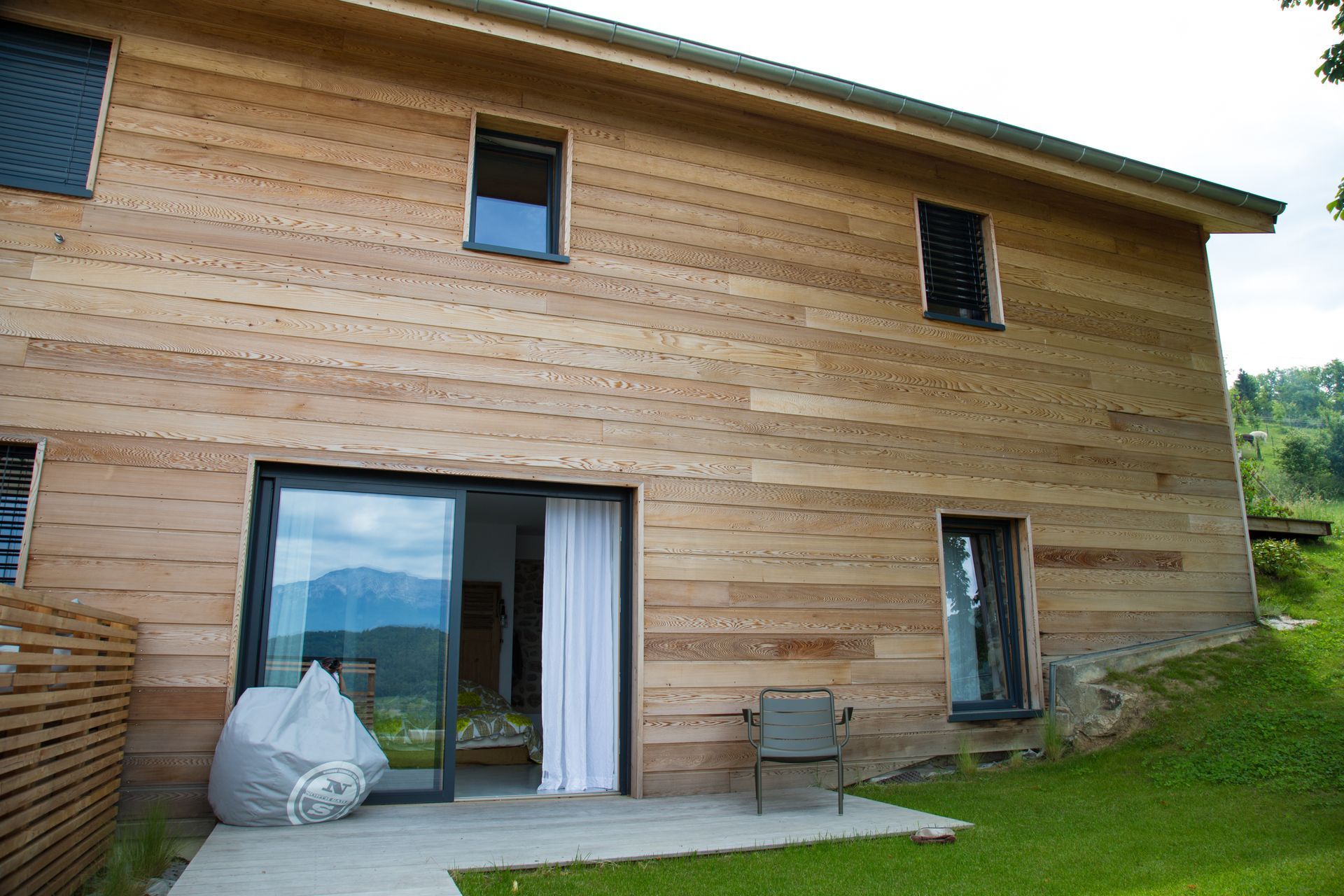 Maison avec bardage en bois clair
