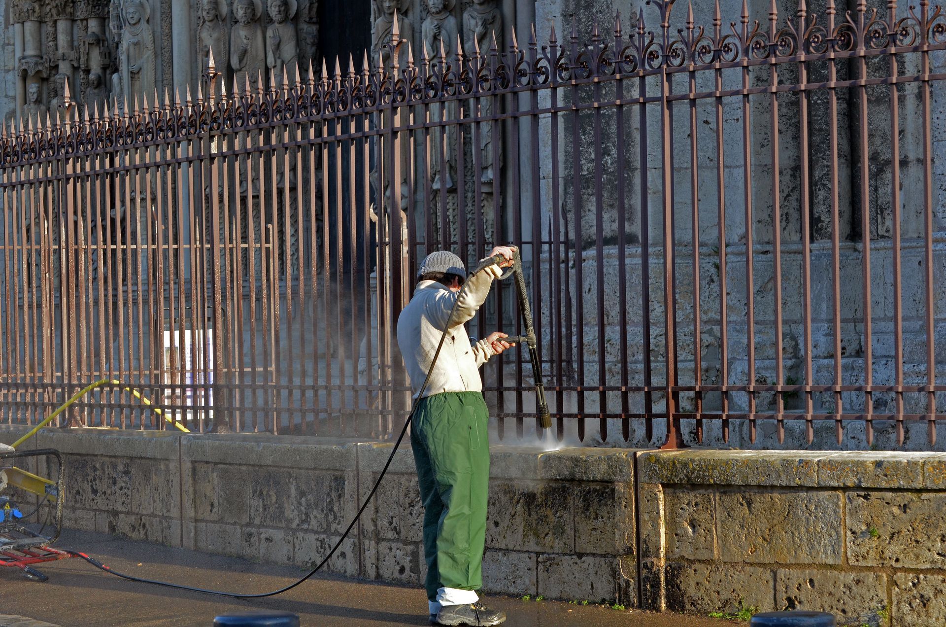 Nettoyage d'un muret en pierre