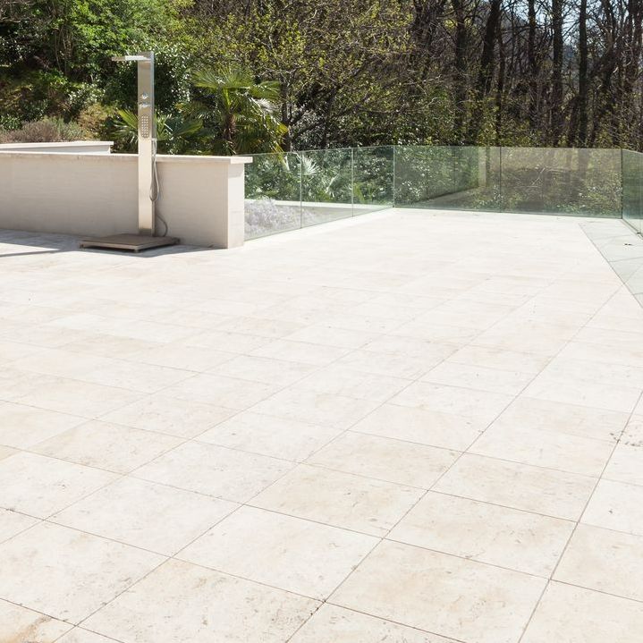 Terrasse moderne en pierres claires