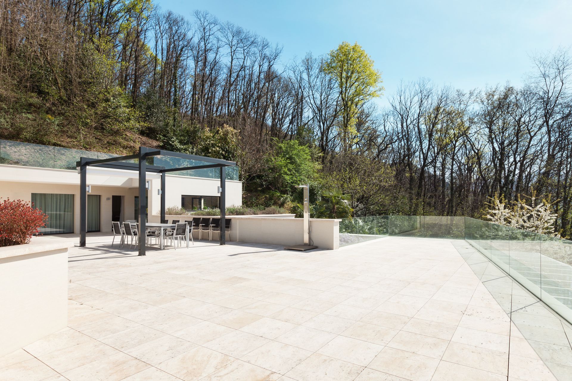 Grande terrasse en dalles blanches