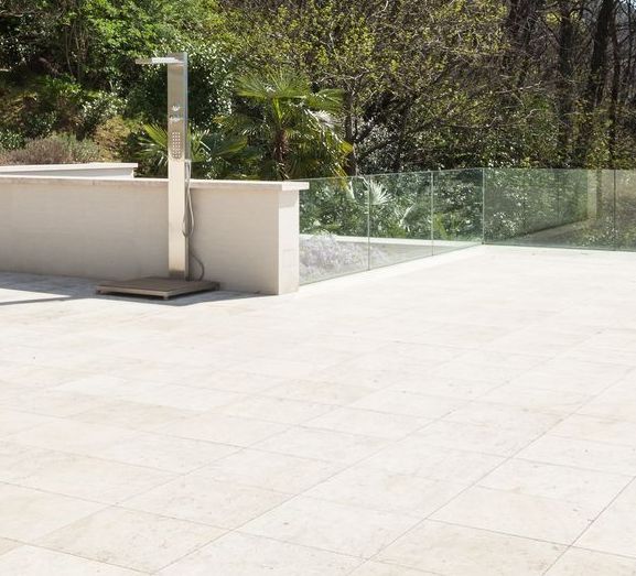 Terrasse moderne en pierres claires