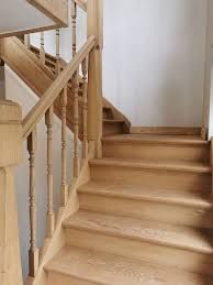 Escaliers en bois clair