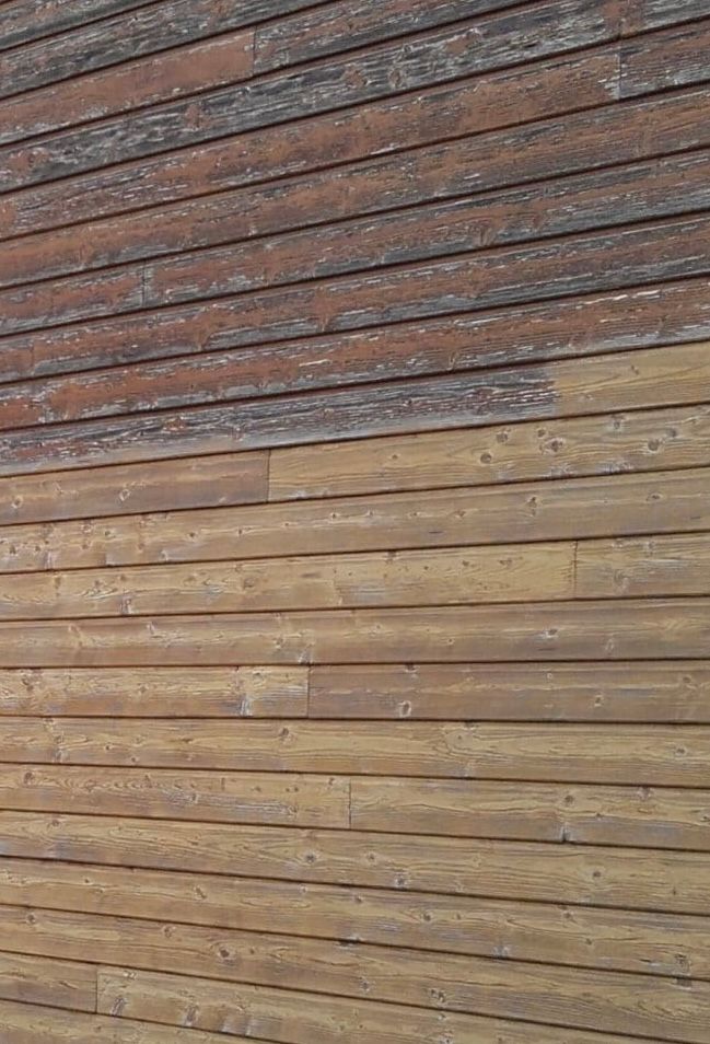 Grande maison avec une façade en bois