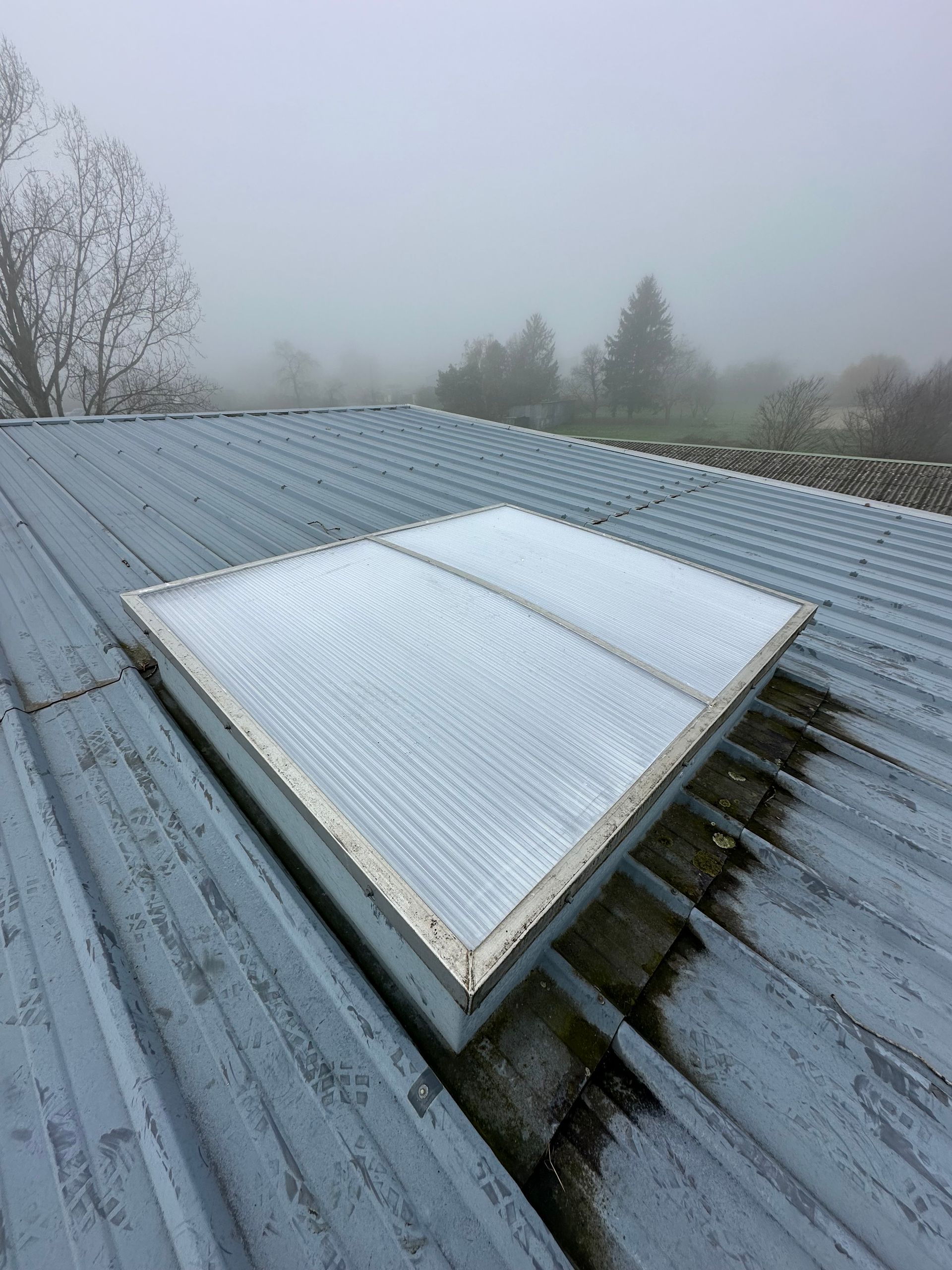 Fenêtre de toit sur toiture en zinc
