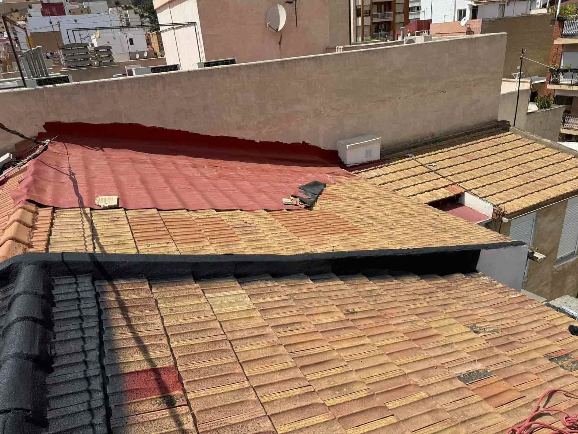 Techos de edificios, diversos materiales y colores, entorno exterior soleado.