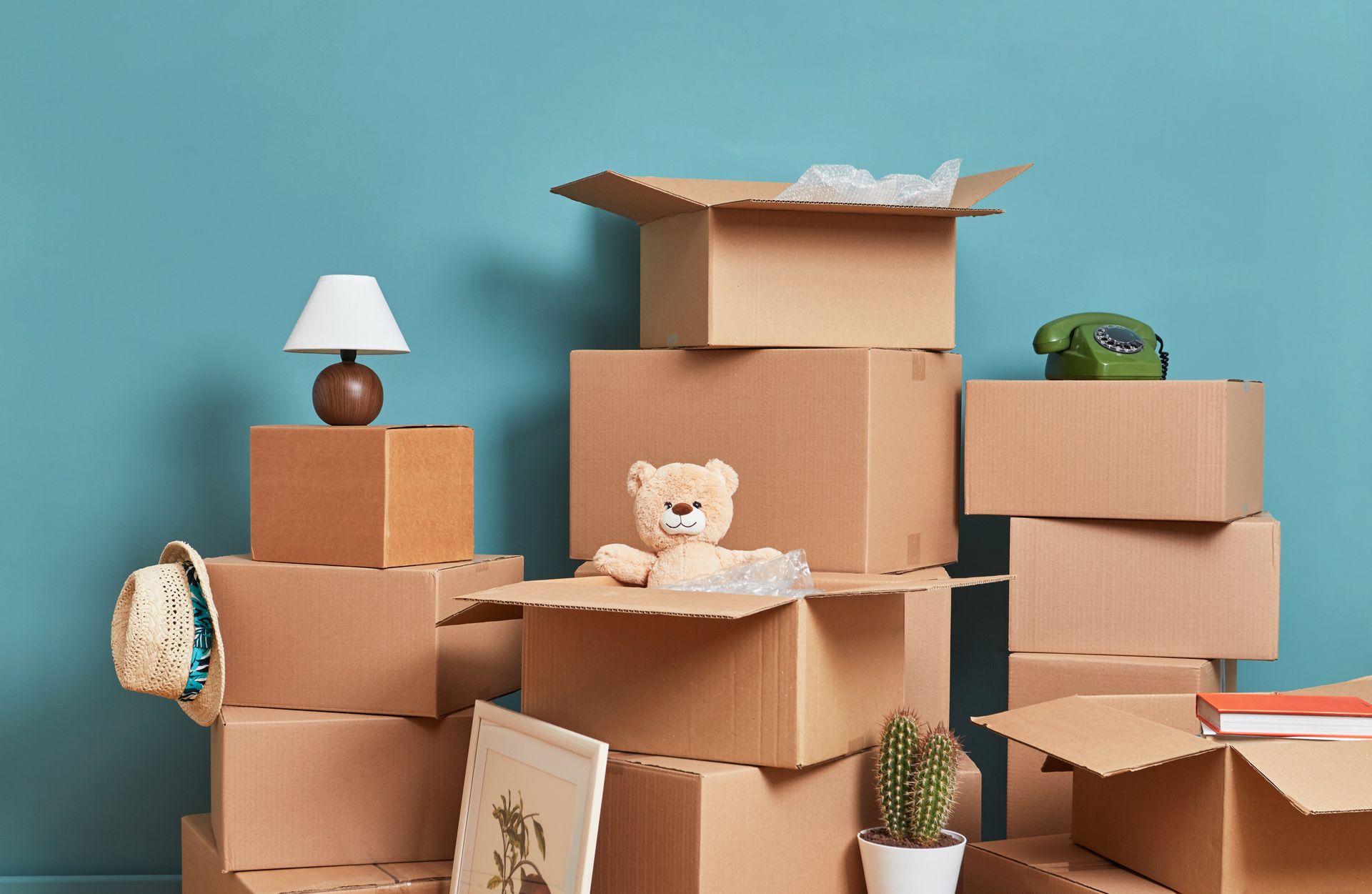 Pile de cartons avec des effets personnels