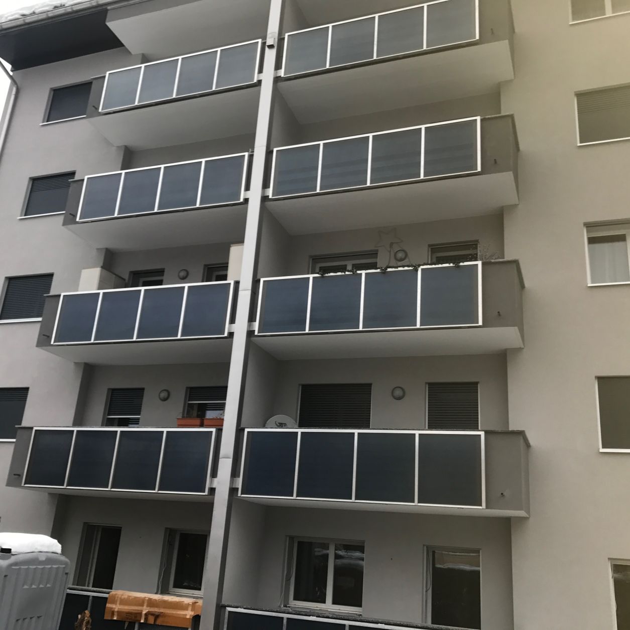 Impianto solare montato sui parapetti delle terrazze stabile di 10 appartamenti